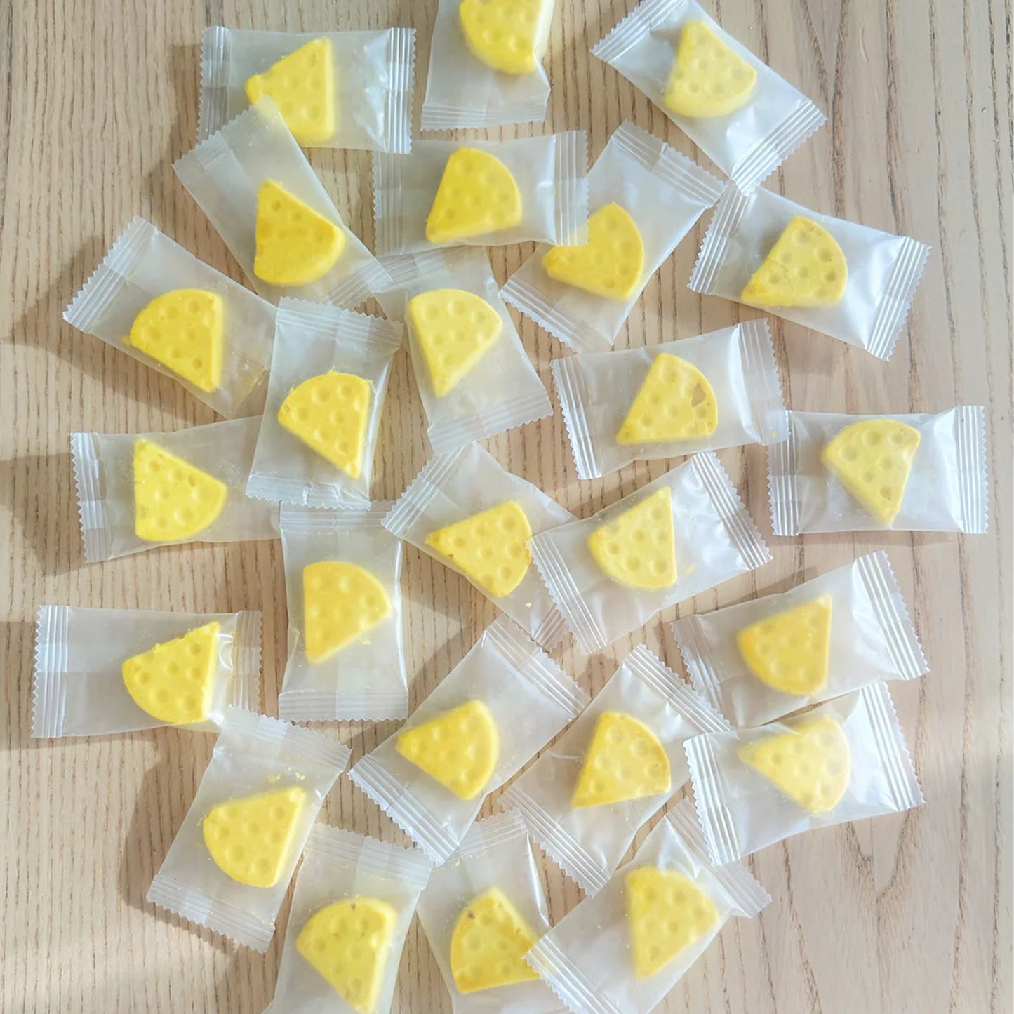 Paw Paw Patisserie🐶Freeze Dried Chicken & Cheddar Slices 20pc