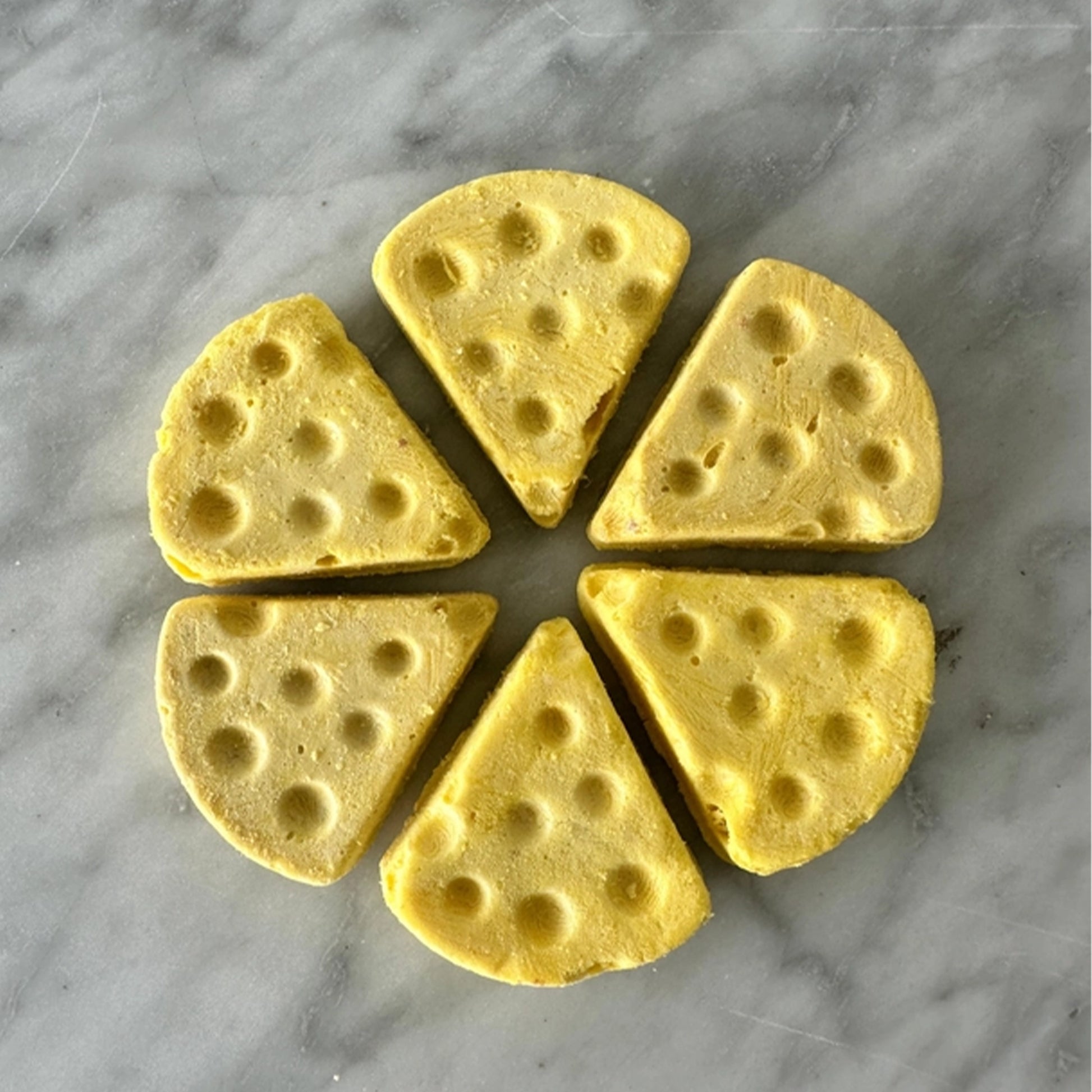 Paw Paw Patisserie🐶Freeze Dried Chicken & Cheddar Slices 20pc